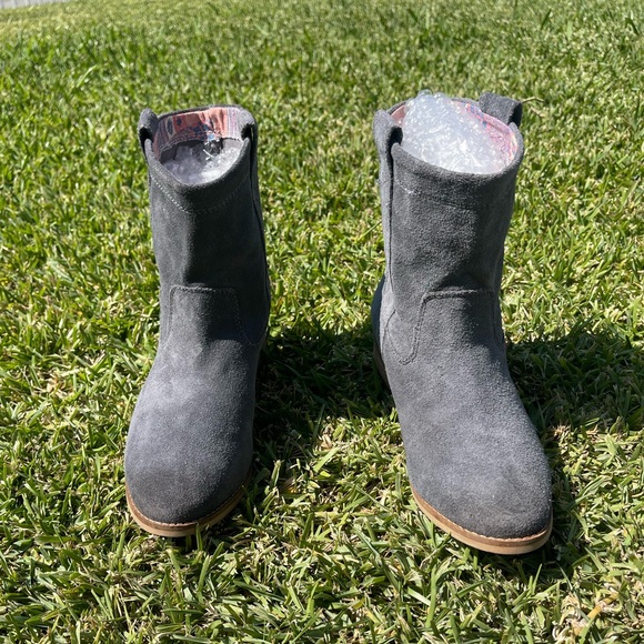 TOMS CASTLEROCK GREY SUEDE Bootie • Size 6.5 women’s - Picture 2 of 6